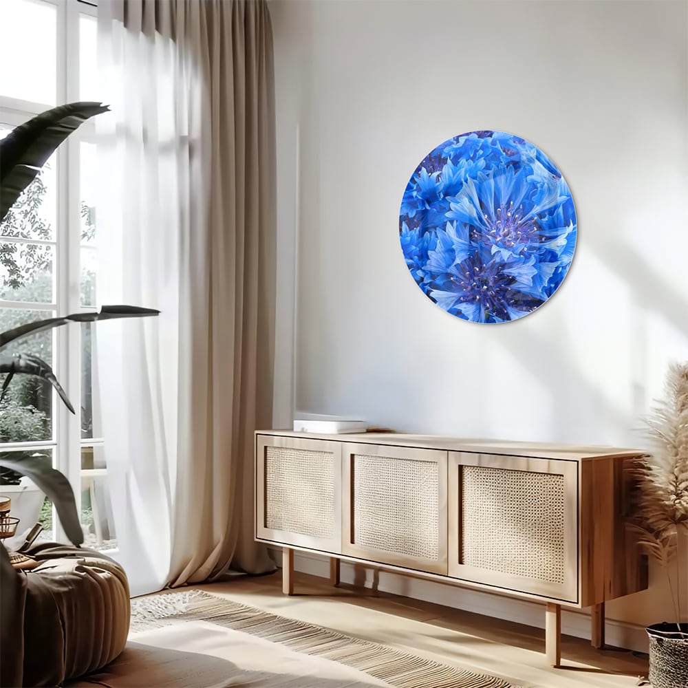 Glazen schilderij met een prachtig blauw bloemenmotief aan de muur