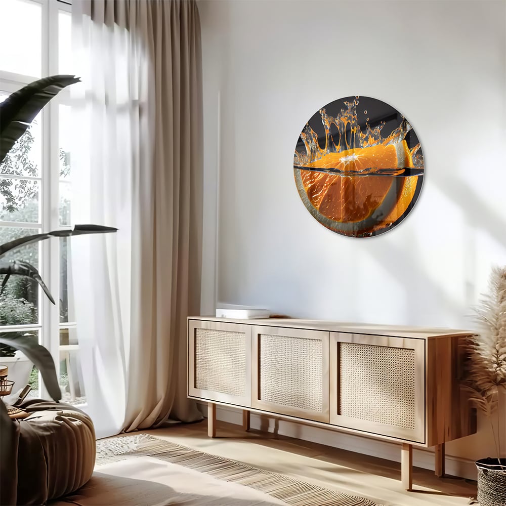 Glazen schilderij van een spetterende sinaasappel boven water.
