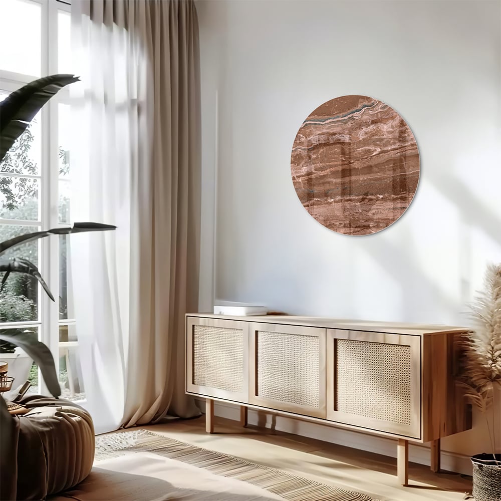 Glazen schilderij in aardetinten hangt aan een lichte muur boven een houten meubelstuk.