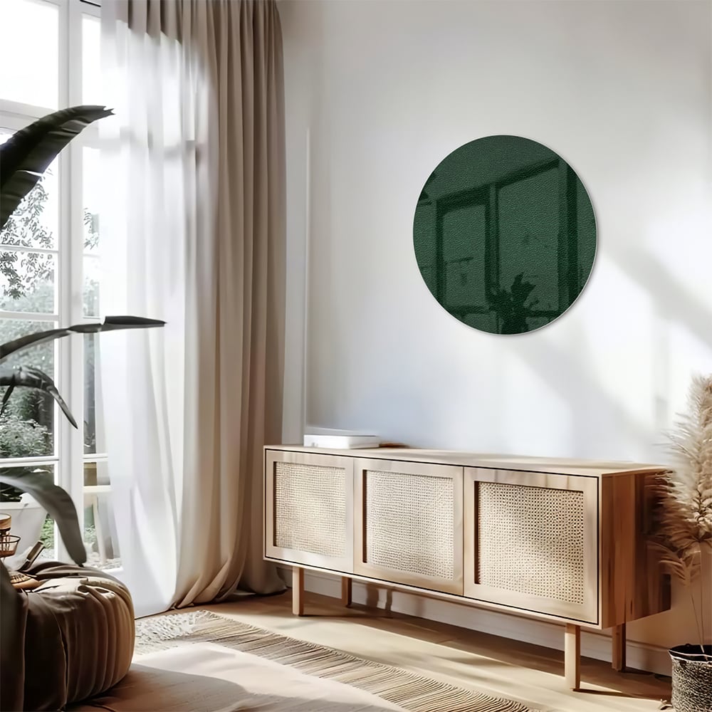 Een groen glazen schilderij aan de muur in een lichte woonkamer
