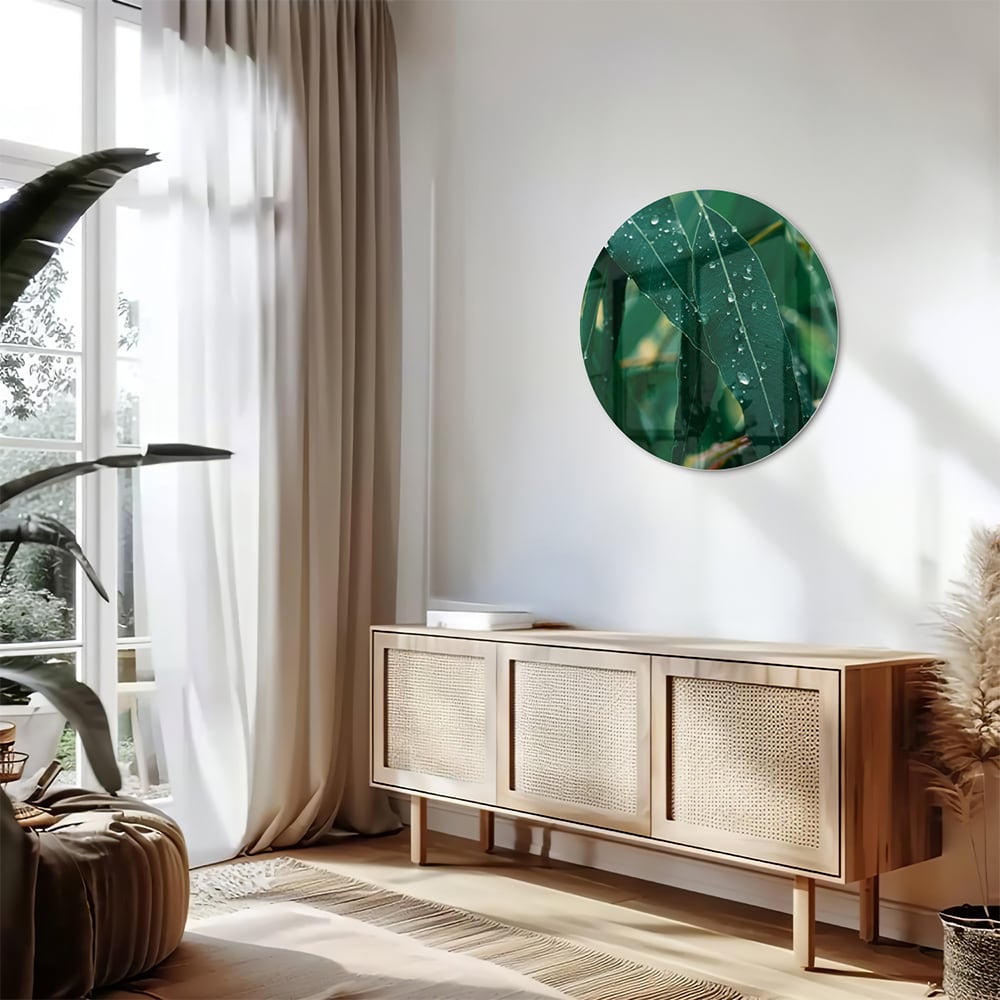 Glas schilderij van groene bladeren met dauwdruppels in een interieur