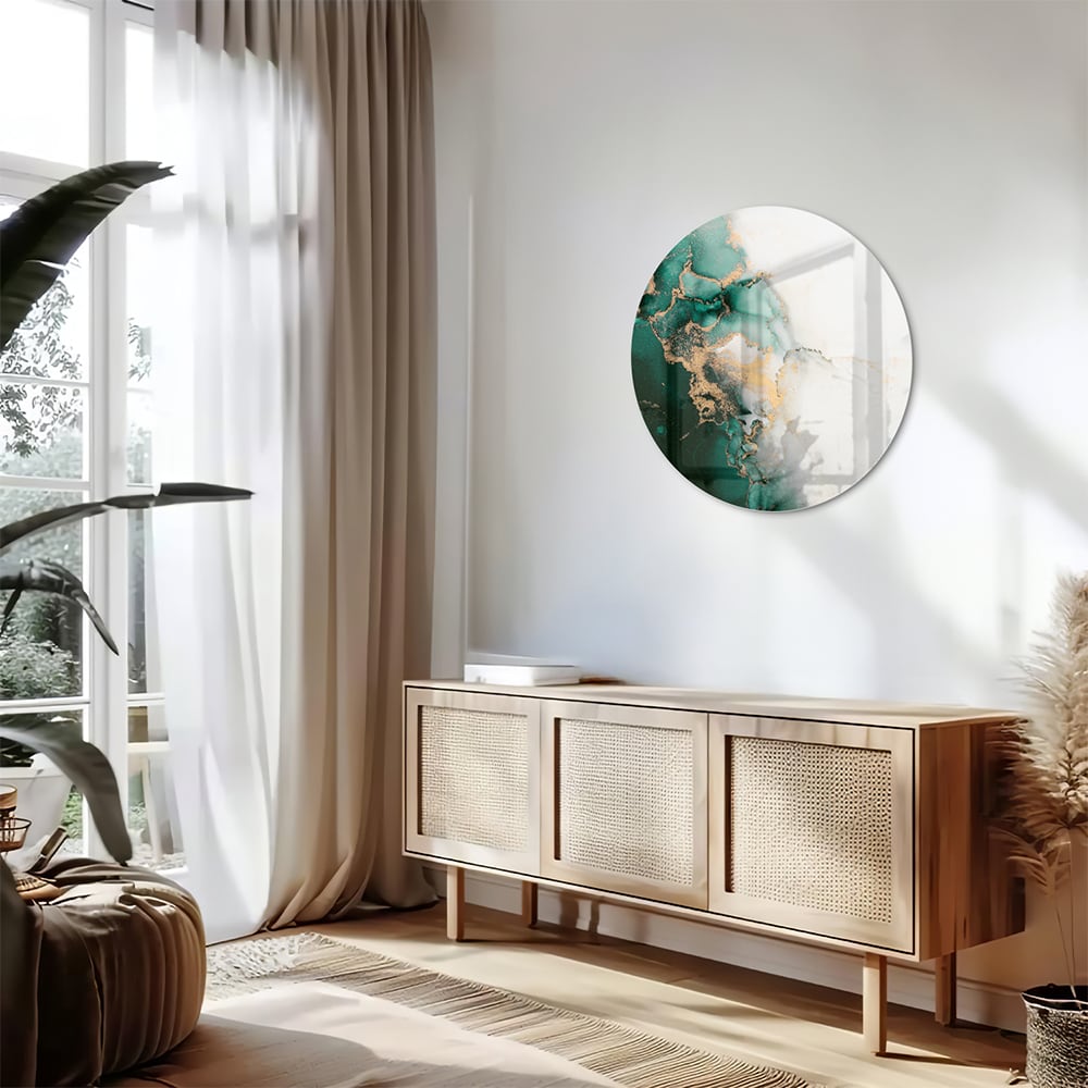 Elegant glazen schilderij met groene en gouden tinten aan de muur
