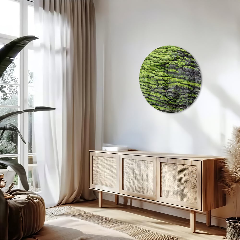 Glazen schilderij met groene mosachtige textuur aan een muur