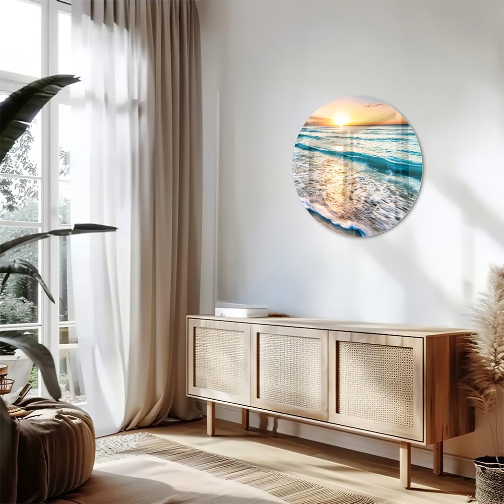 Glazen schilderij van een zonsondergang boven de zee, met kalme golven en zand.