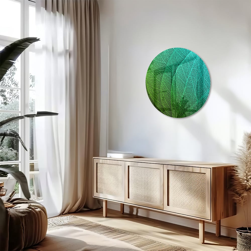 Glas schilderij met de structuur van groene bladeren aan een muur.