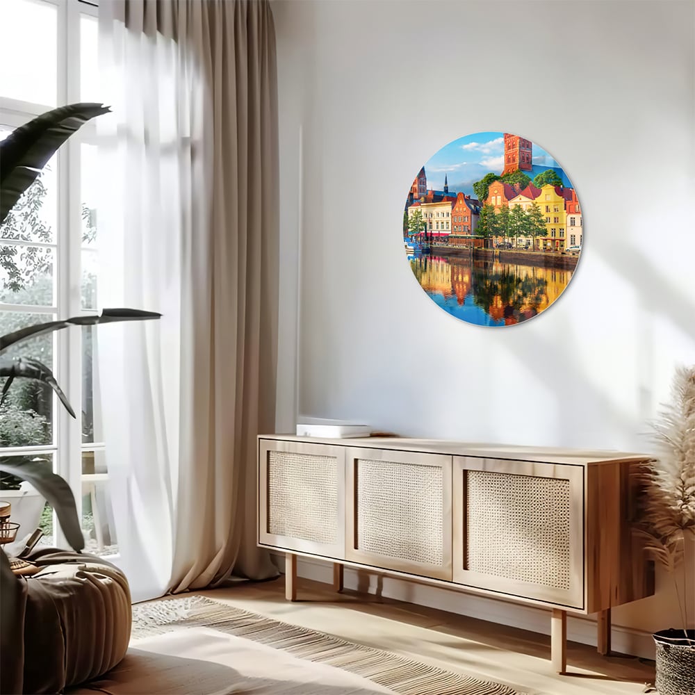 Kleurrijk glazen schilderij van een stadszicht met reflecties in het water