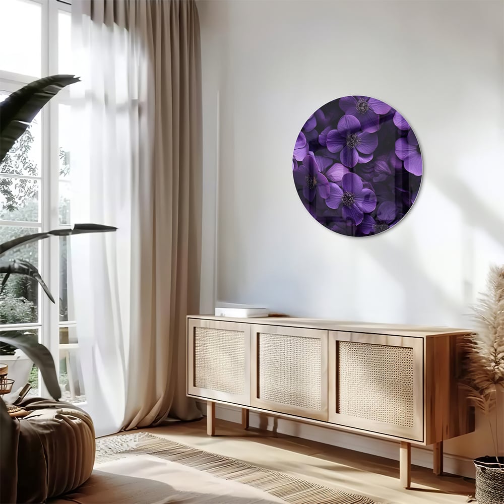 Paarse bloemen op een glazen schilderij aan de muur in een moderne woonkamer.