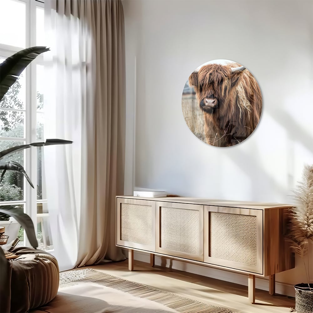Glazen schilderij met een Houten Hooglander in een natuurlijke omgeving.