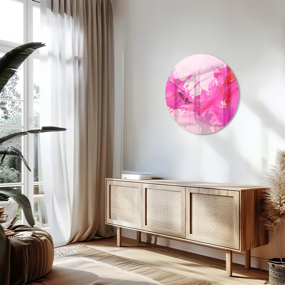 Abstract glazen schilderij met felle roze tinten aan de muur