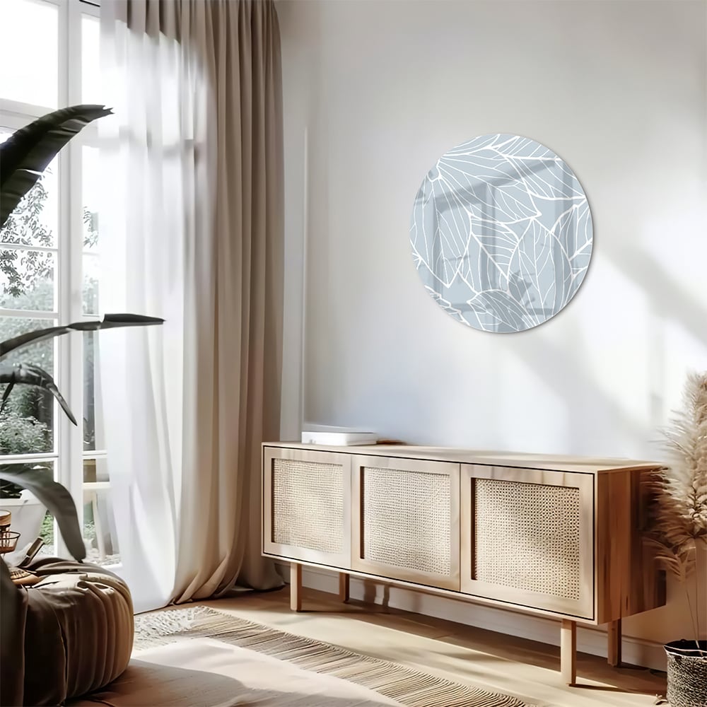 Glazen schilderij met botanische motieven aan de muur in een moderne woonkamer.