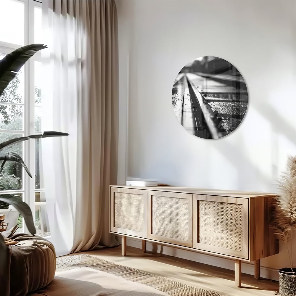 Zwart-wit glazen schilderij van natte straten in een moderne woonruimte.