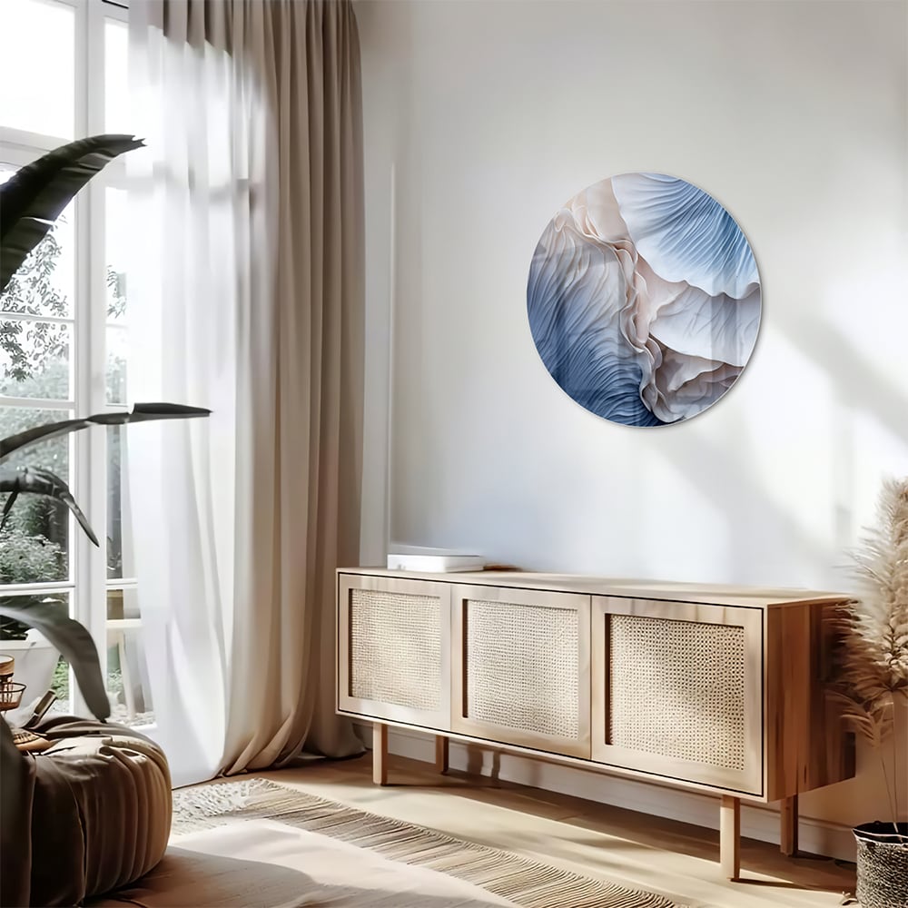 Glazen schilderij met blauw-witte patronen in modern interieur