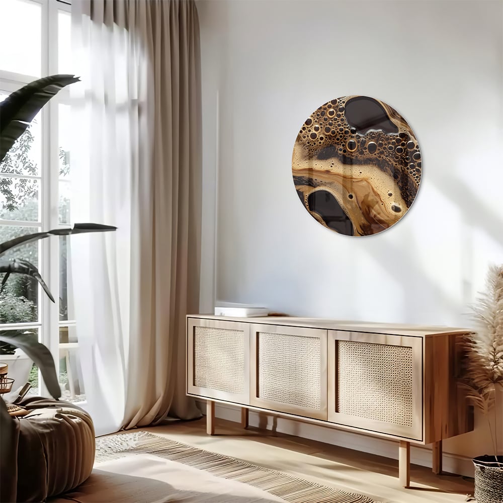 Abstract glazen schilderij met aardse kleuren en organische vormen, geschikt voor moderne interieurs.