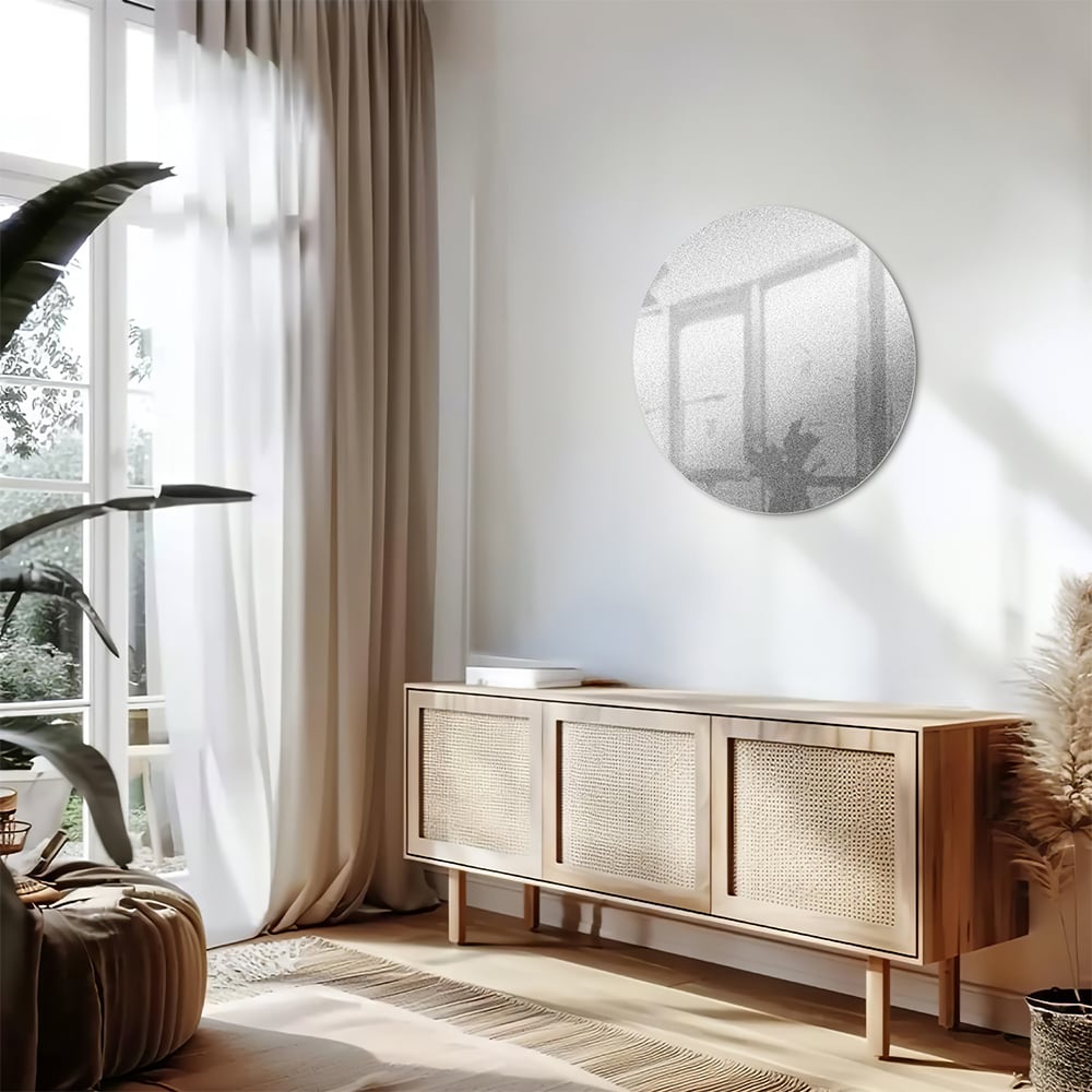 Minimalistisch glazen schilderij met reflecties in een sfeervolle kamer