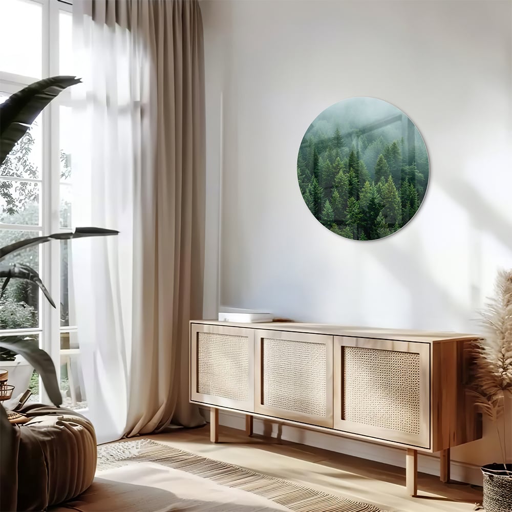 Glazen schilderij van dennenbossen in mist aan de muur