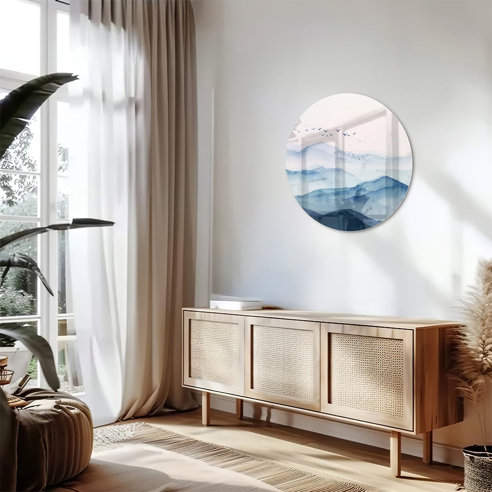 Glazen schilderij met blauwe bergen en pastelhemel, ideaal voor wanddecoratie.