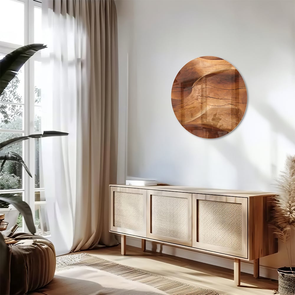 Abstract glazen schilderij met warme houttinten boven een moderne kast in een lichte woonkamer.