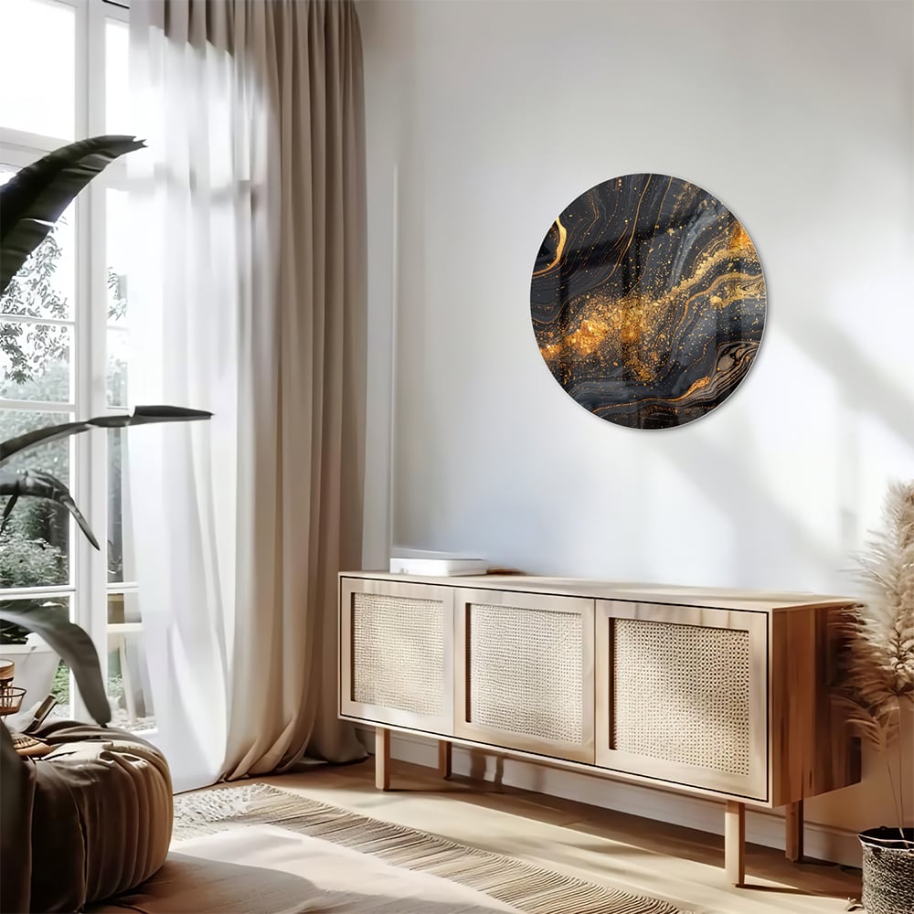 Glas schilderij met een zwart en gouden marmerdesign aan de muur in een moderne woonkamer