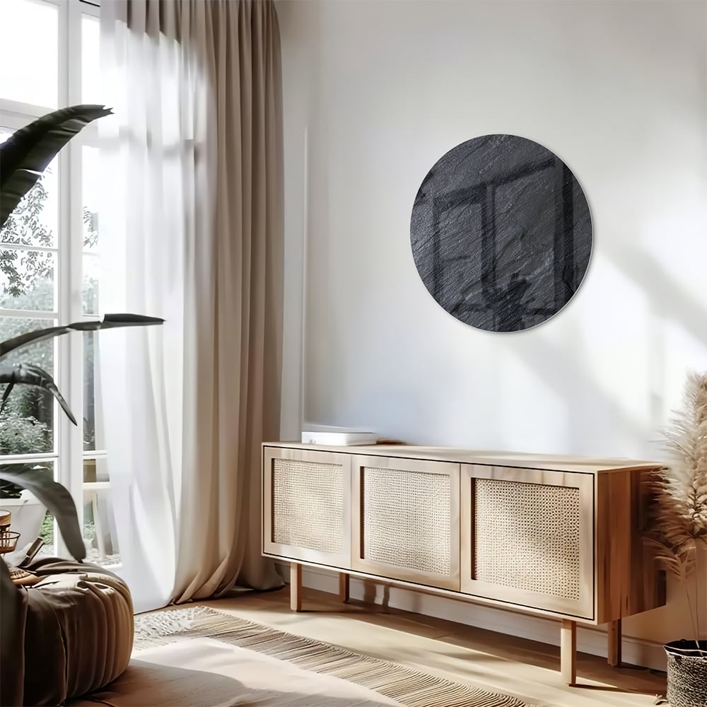 Modern glazen schilderij met abstracte zwart-witte textuur aan de muur.