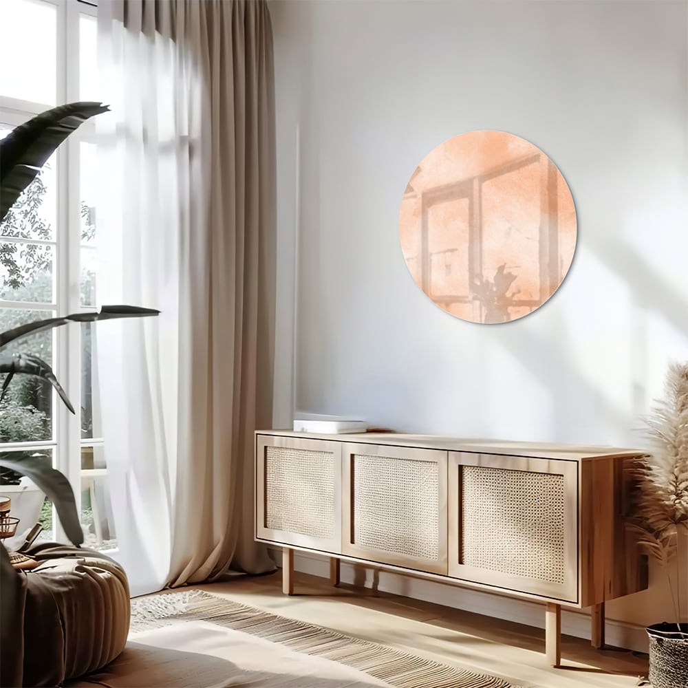 Glas schilderij in warme aardetinten hangt boven een houten kast in een moderne woonkamer.
