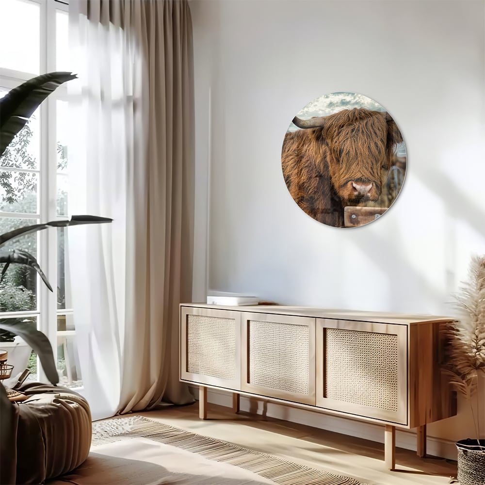 Glas schilderij van een Highlander koe met een mooie achtergrond.