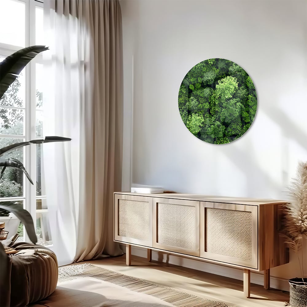 Luchtfoto van een weelderig groen bos op een muur in een moderne kamer.