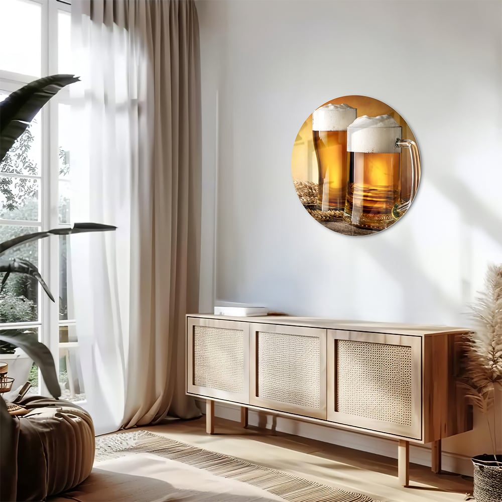 Glazen schilderij met twee volle bierglazen op een houten tafel
