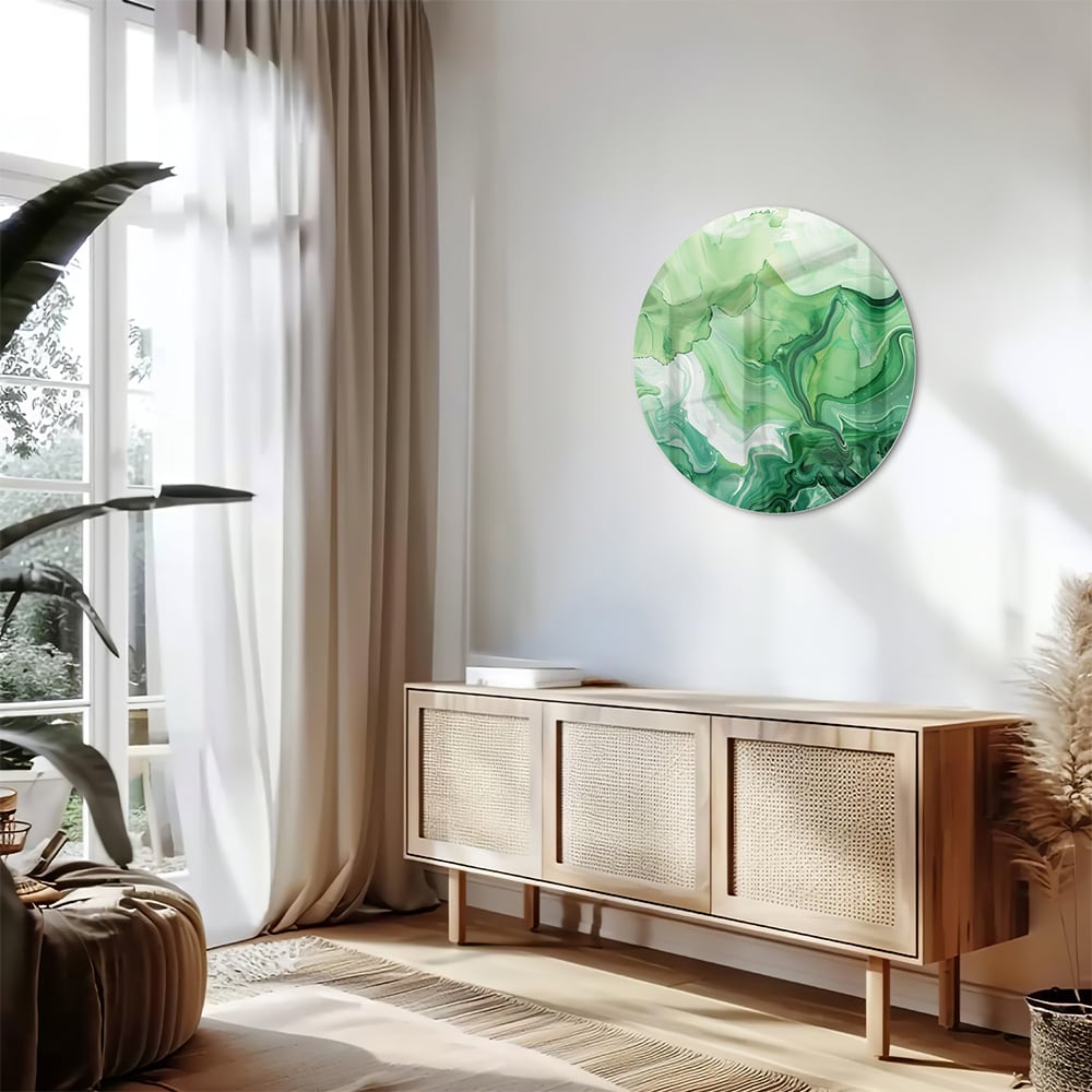 Een groen marmeren glazen schilderij dat hangt boven een kast in een moderne woonkamer.