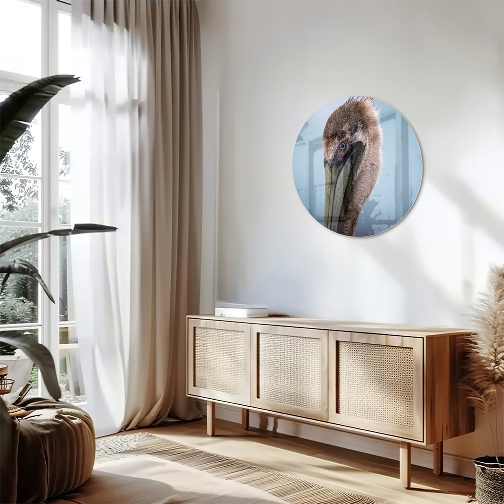 Glazen schilderij van een pelikan met een elegant design in een moderne woonkamer.