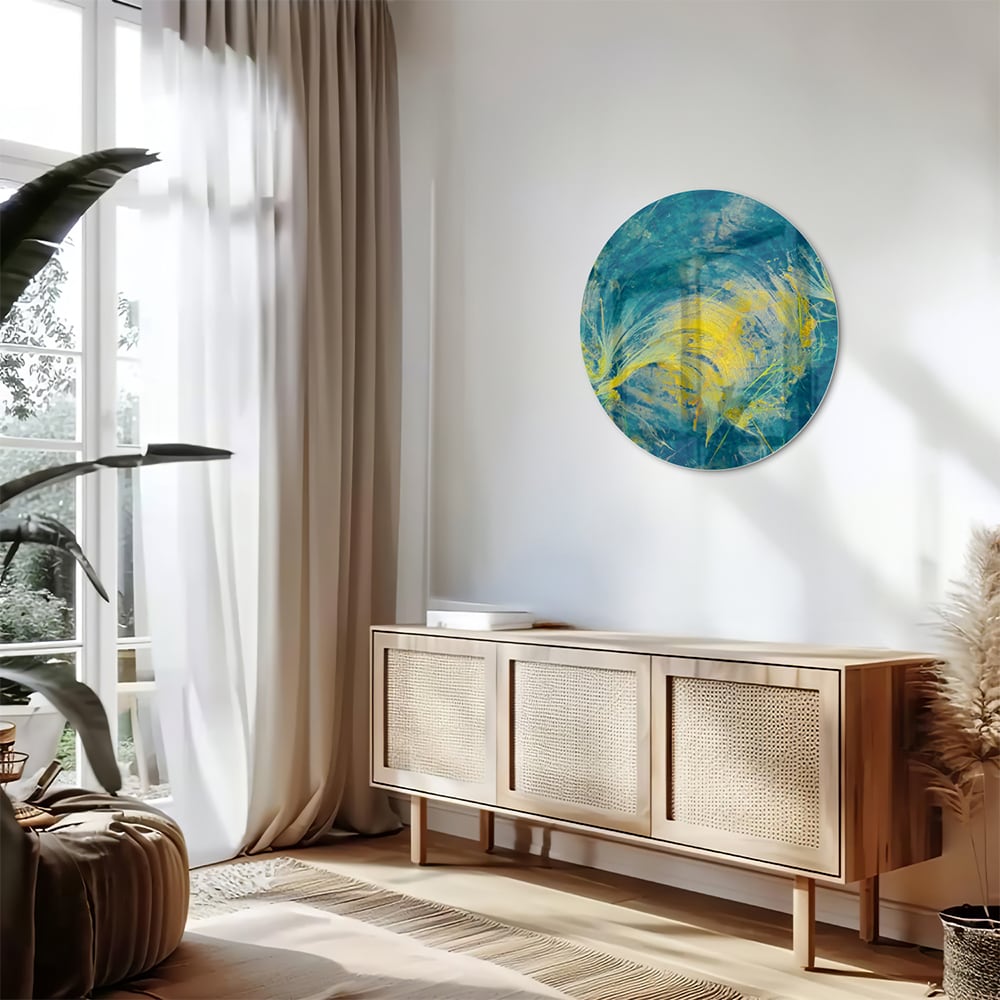 Abstract glazen schilderij met blauw en geel dat aan de muur hangt