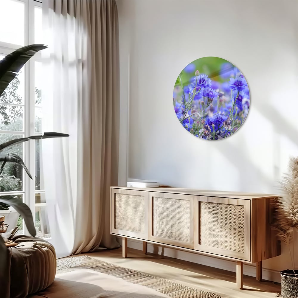 Glazen schilderij met paarse bloemen aan de muur in een lichte woonkamer.