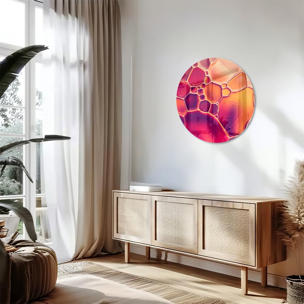 Abstract glazen schilderij met warme tinten in een interieur.