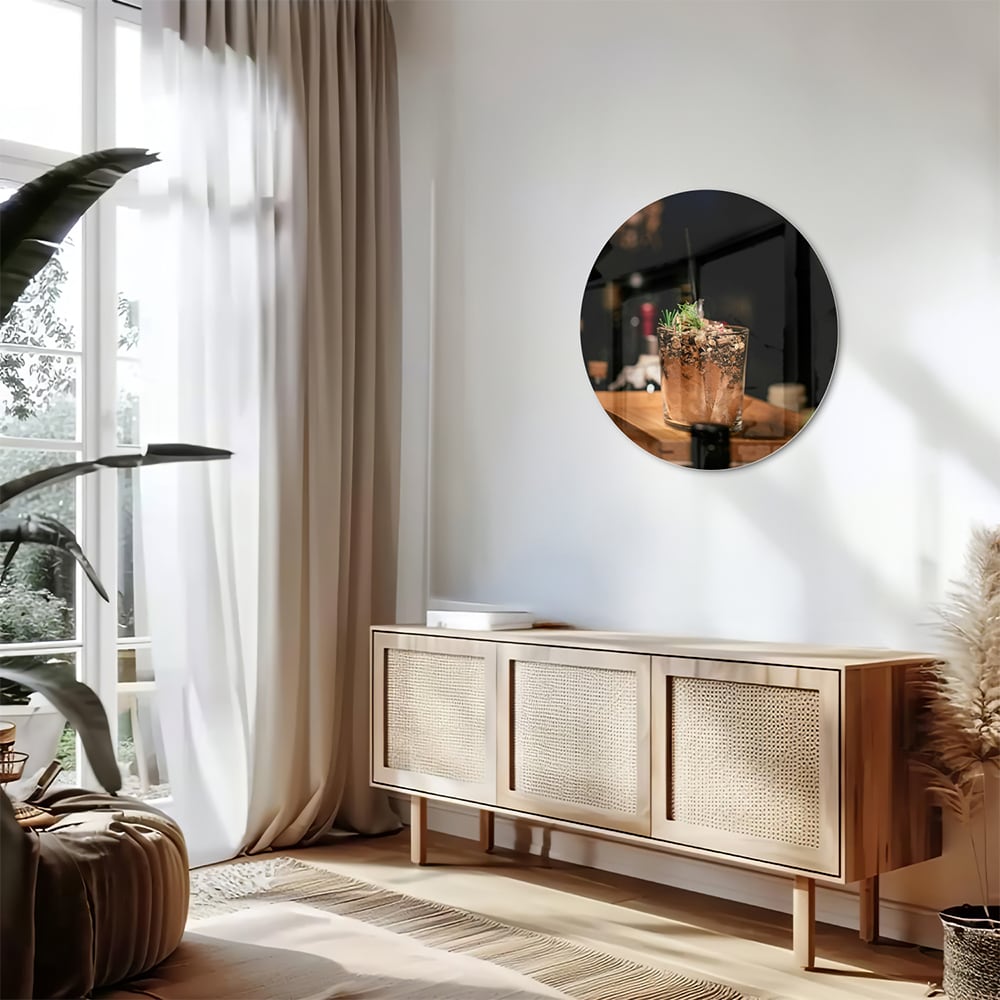 Glazen schilderij van een cocktail die sfeer en luxe uitstraalt.