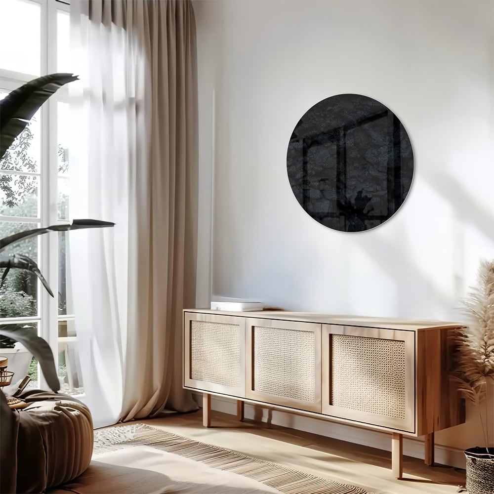 Moderne glazen schilderij met abstracte schakeringen aan de muur in een lichte kamer.