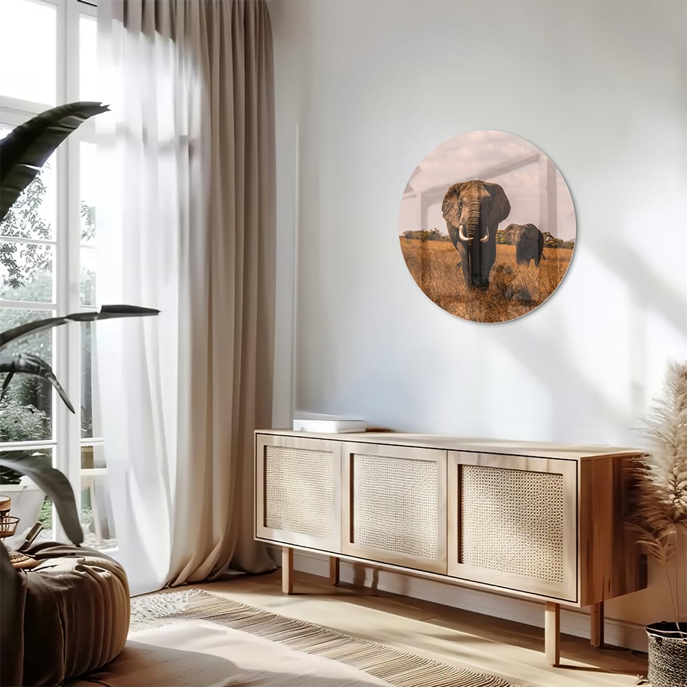 Glazen schilderij van twee olifanten in een gouden graslandschap