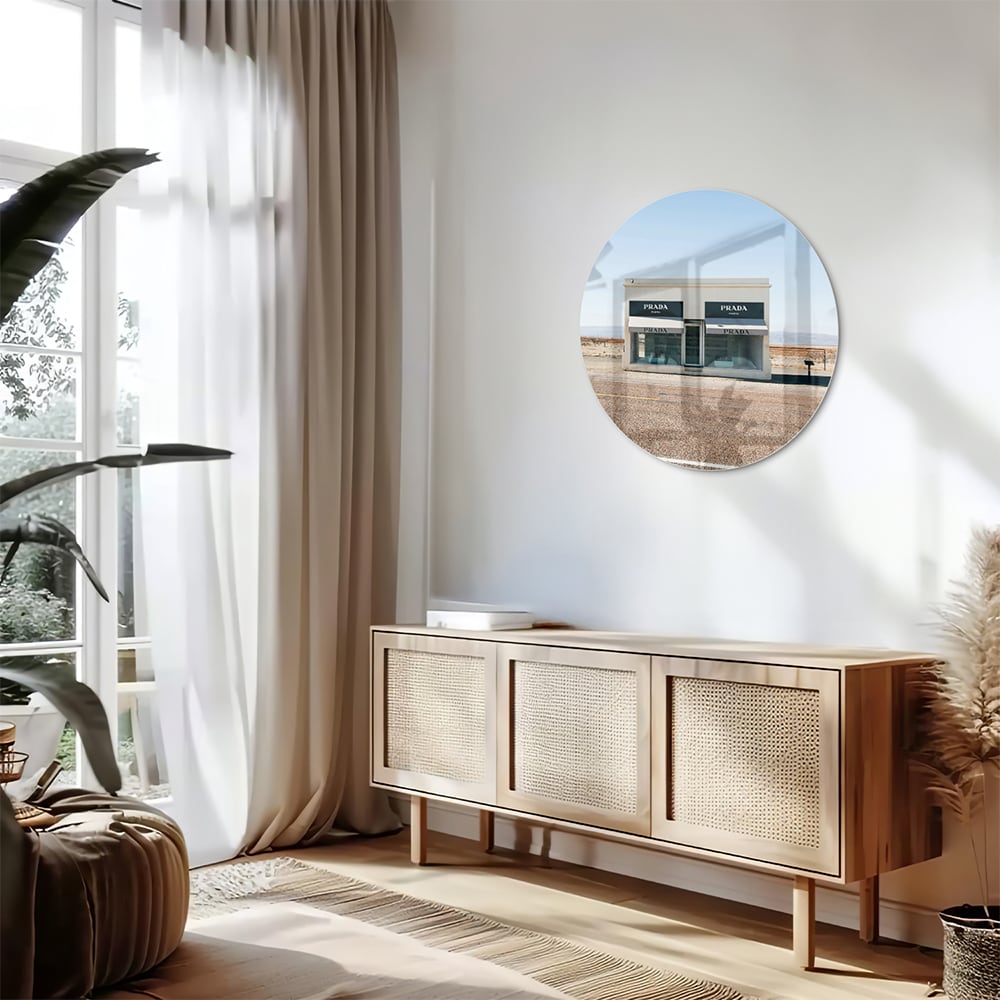 Glazen schilderij van een woestijnlandschap met moderne architectuur