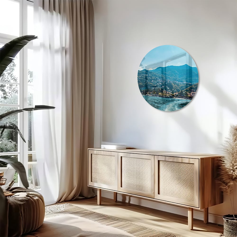 Glazen schilderij met uitzicht op blauwe waterkant en bergen