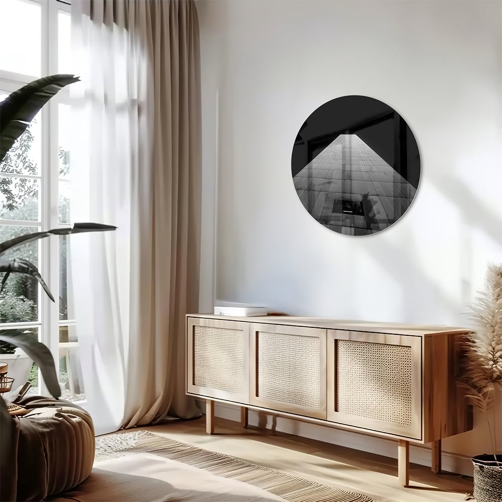 Minimalistisch glazen schilderij met lichtinval op houten vloer