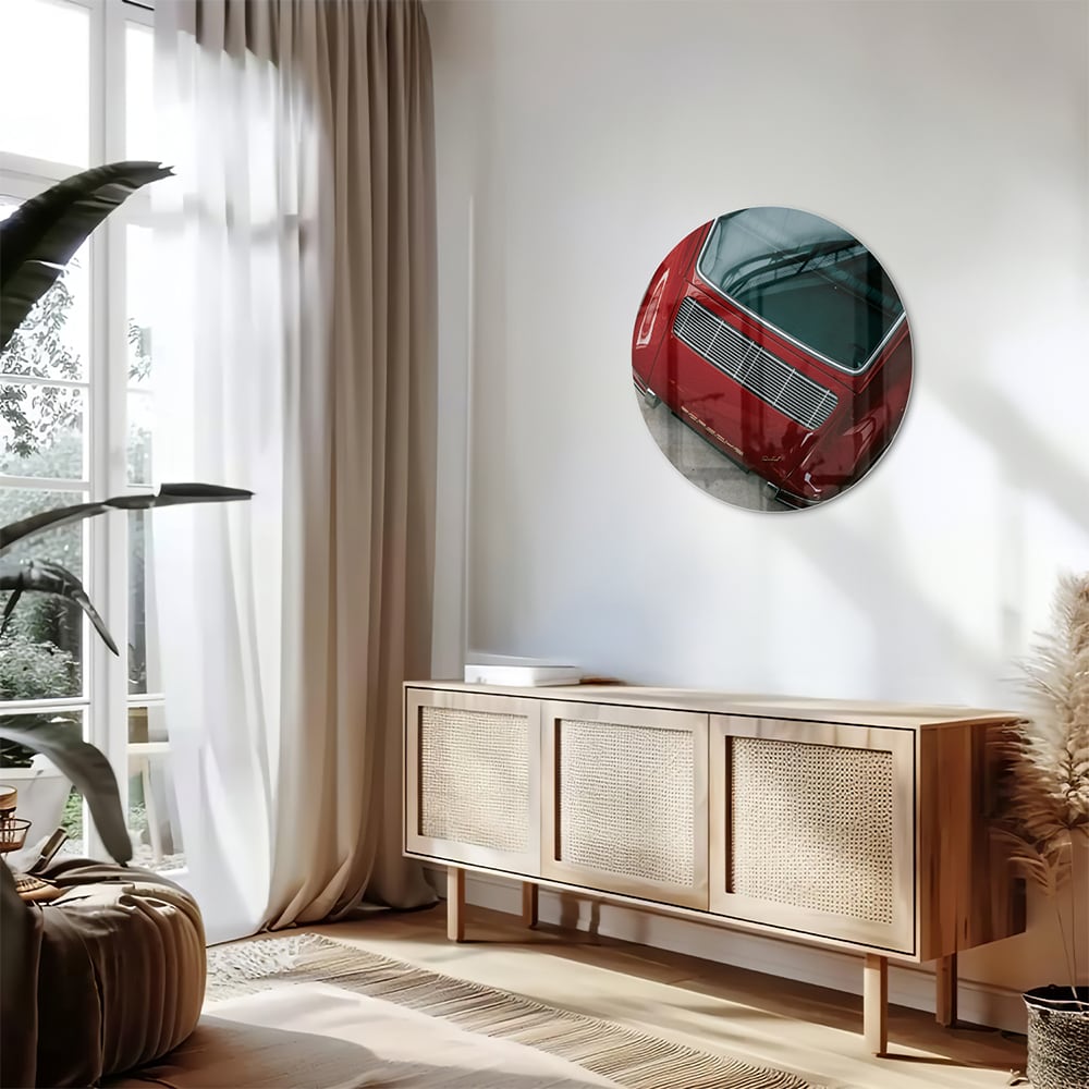 Glazen schilderij van een bovenaf gezien rode auto op een muur.