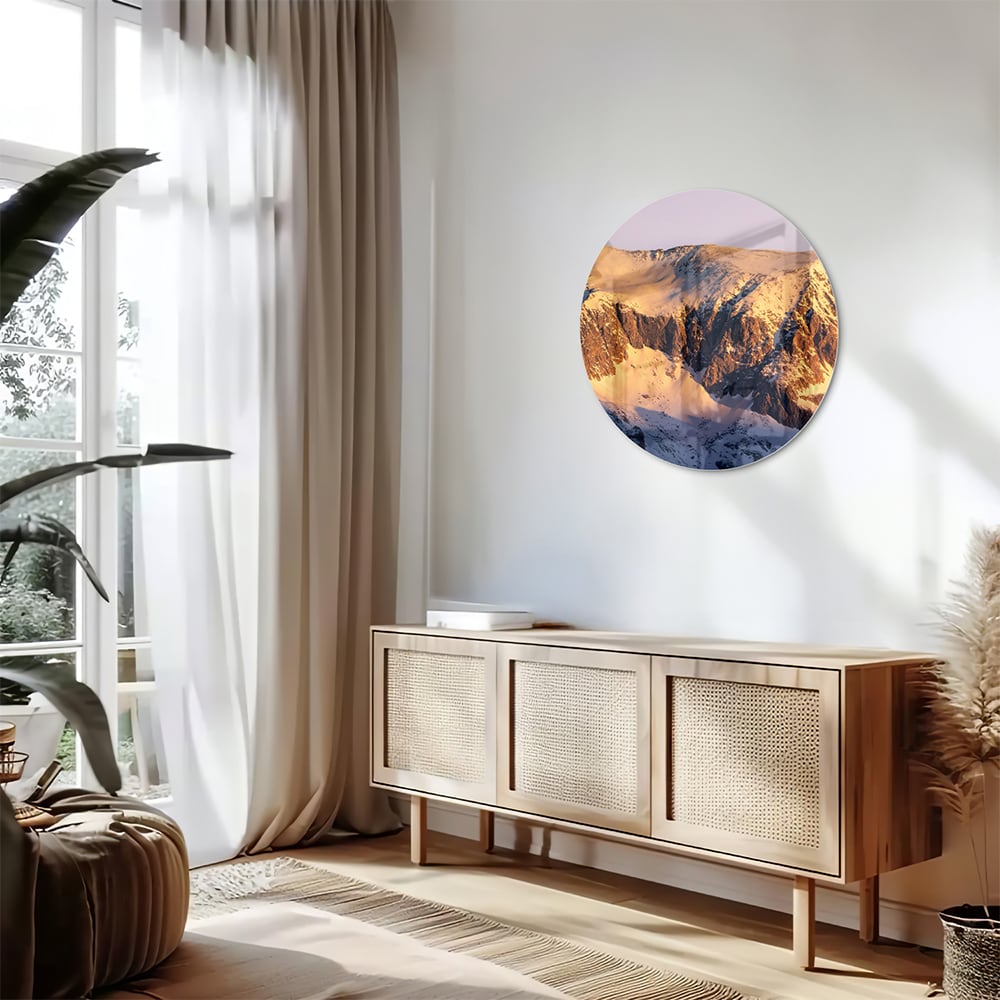 Glazen schilderij van een berglandschap met zonovergoten toppen en sneeuw