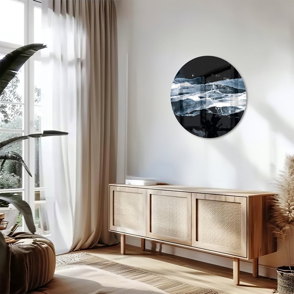 Abstract glazen schilderij in donkere kleuren met blauwe accenten, hangt aan de muur.