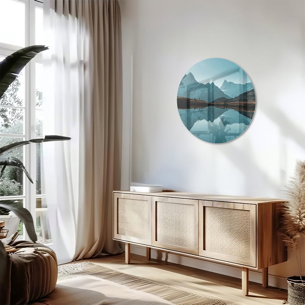 Glazen schilderij met bergen en reflecties in water.