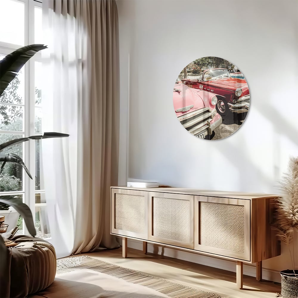 Glazen schilderij met retro auto's in roze, rood en blauw, perfect voor moderne interieurs.