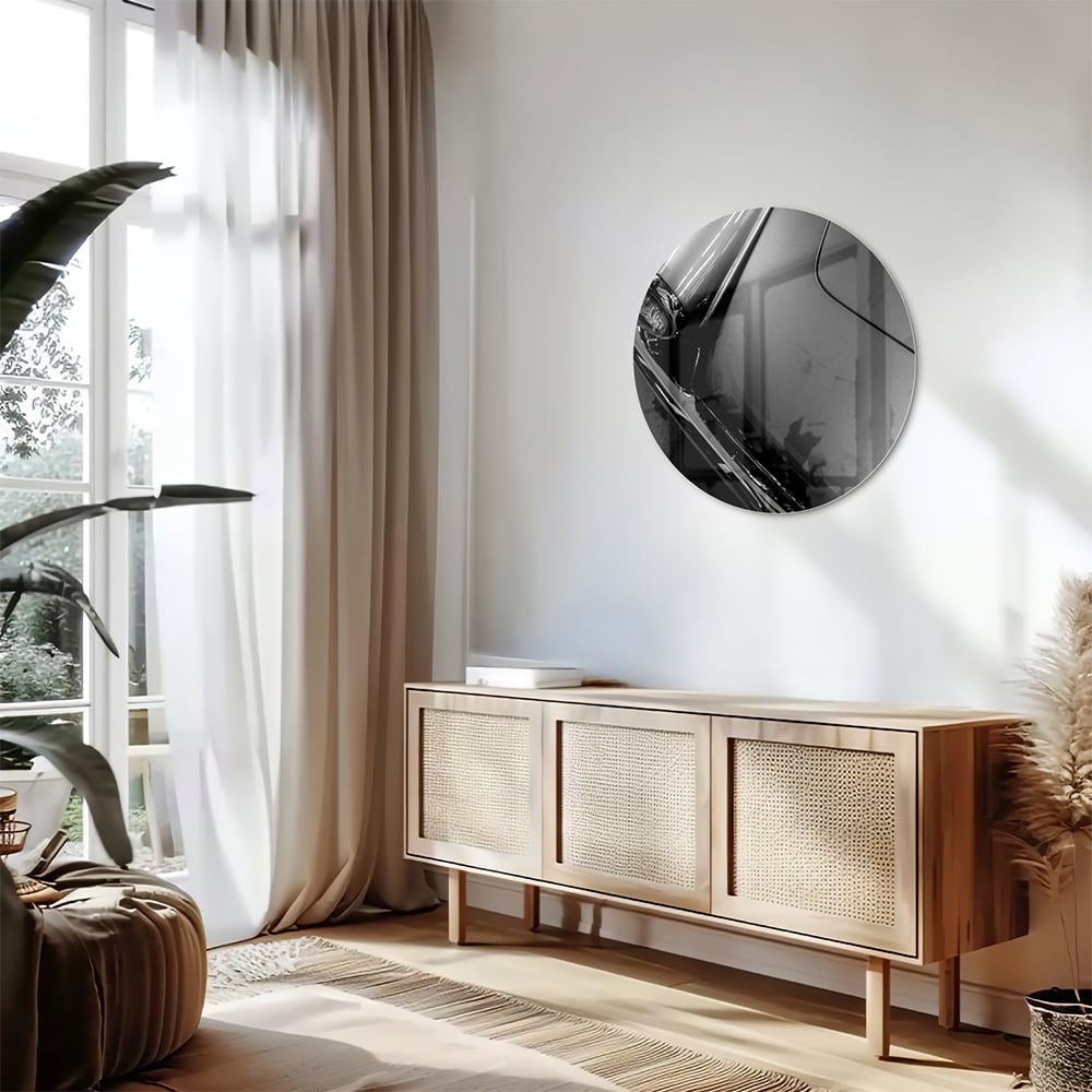 Glazen schilderij met abstracte vormen aan de muur in een stijlvolle kamer.