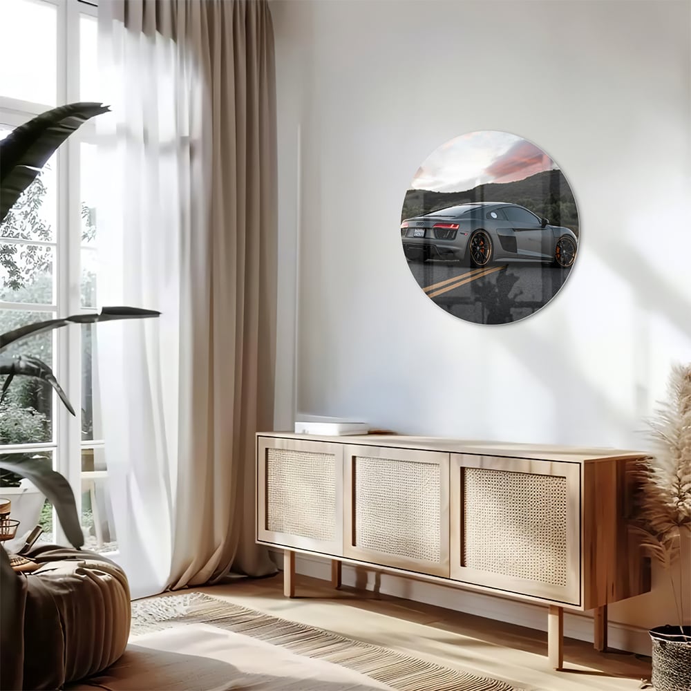 Glazen schilderij van een sportwagen afgebeeld in de natuur met bergen op de achtergrond.