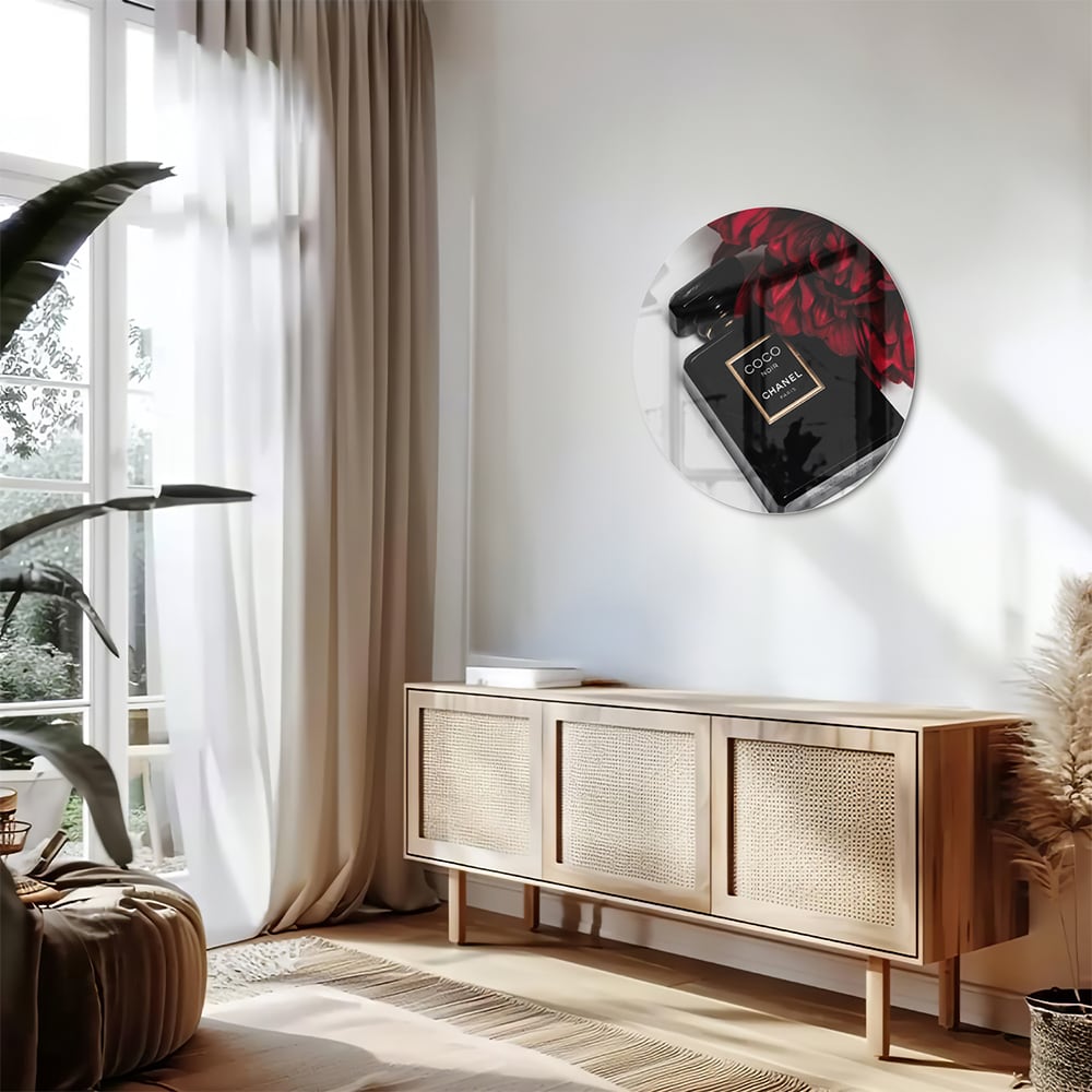 Glazen schilderij van parfumfles met rode bloemen op een witte muur