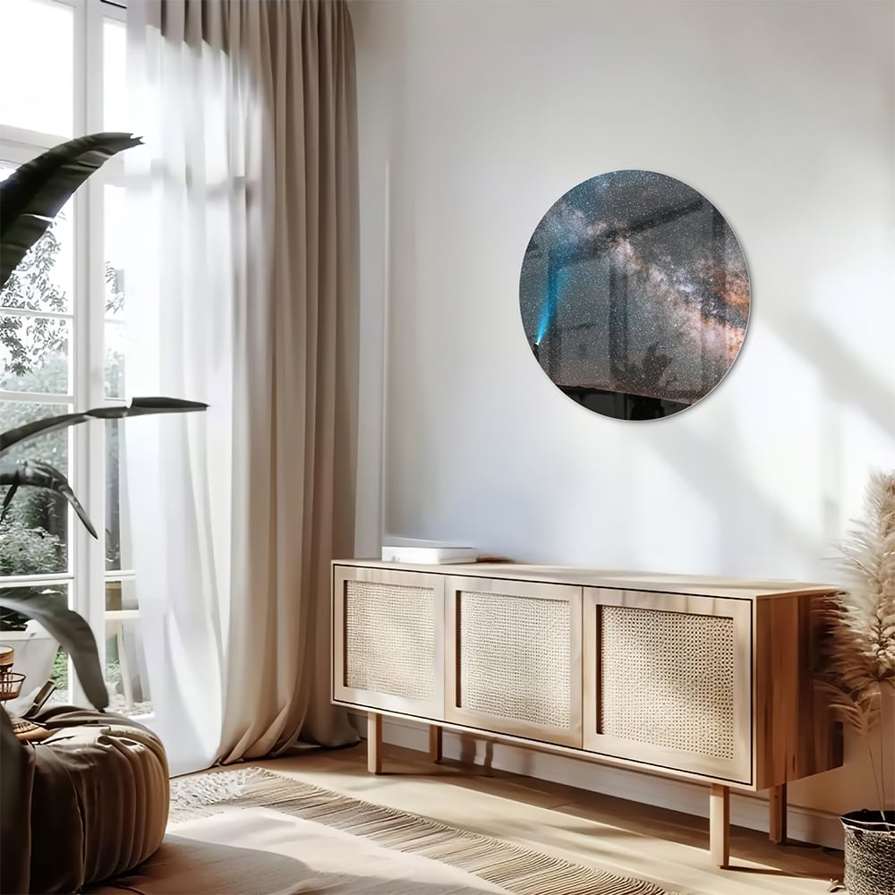 Glazen schilderij van een sterrenhemel met een lichtstraal.