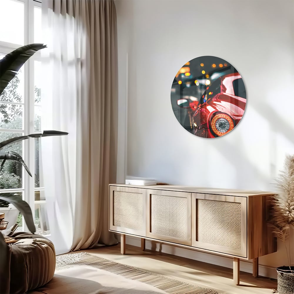 Glazen schilderij van een rode auto in een stedelijke omgeving