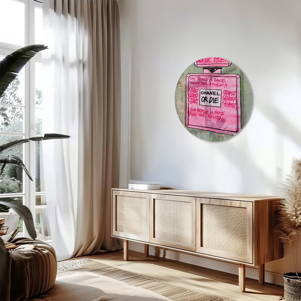 Glazen schilderij met de tekst 'Chanel or Die' in felle kleuren aan de muur.