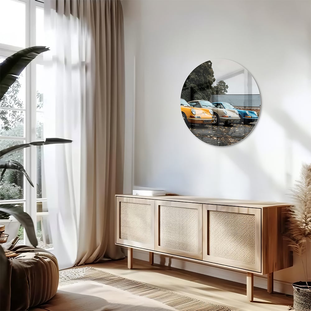 Glazen schilderij van een gele auto in een moderne woonkamer
